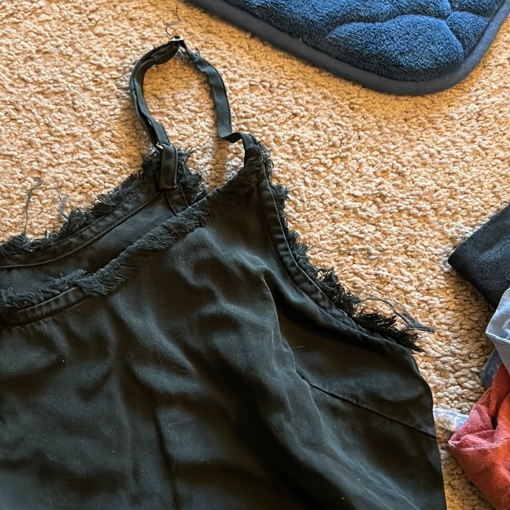 Thread & supply large black dress - Picture 6 of 7